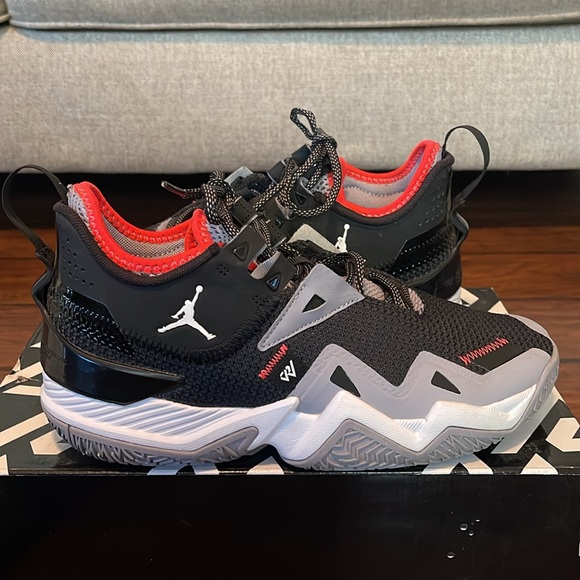 Nike Men black red and white Jordans size 9 main image 13